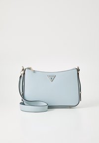 Sac à main en cuir synthétique bleu clair avec bordure noire, logo triangulaire et bandoulière réglable. Fermeture éclair en haut.