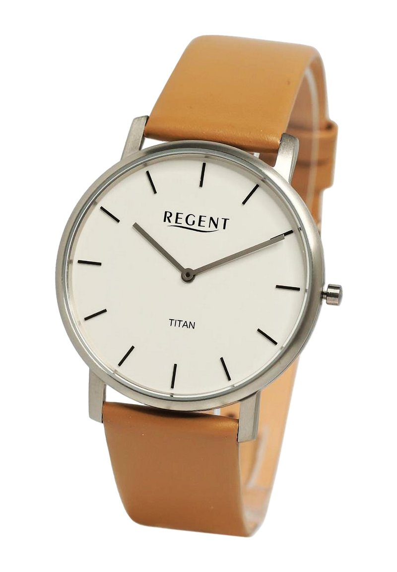 Montre ronde en argent avec un cadran blanc, des index noirs et un bracelet en cuir beige. Le nom de la marque "REGENT" est imprimé sur le cadran.