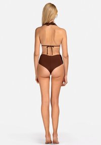 Brązowy bikini z wysokim stanem i dekoltem na szyi, z zapięciem na sznurek z tyłu; gładka tekstura i minimalistyczny krój.