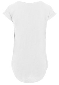 White, short-sleeve t-shirt, made of soft fabric, with a round neck and a curved hemline, featuring rolled cuffs and a smooth texture.