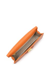 Borsa a busta in pelle arancione con esterno testurizzato, accessori in oro, apertura superiore e rivestimento interno beige. Il design presenta bordi curvi.