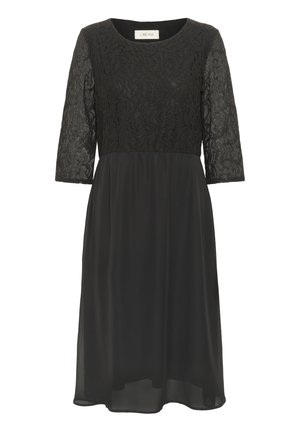 Rochie neagră cu un corp din dantelă și mâneci trei sferturi, fustă din chiffon fluidă și decolteu rotund, având modele intricate din dantelă pe partea de sus.