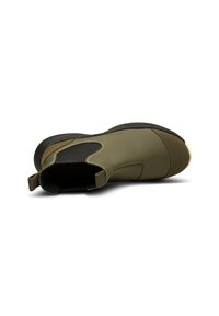 Botín de tobillo impermeable en color verde oliva con un acabado suave, detalles en negro, puntera redondeada y una lengüeta para ponerlo con facilidad.