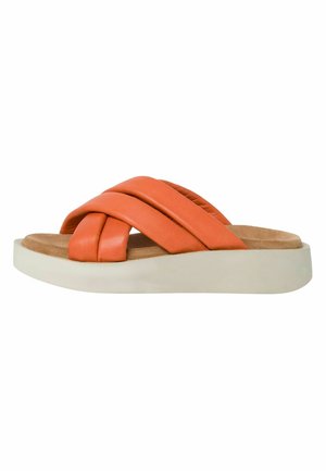 Sandale à glissière en cuir orange avec des bandes croisées, semelle intérieure rembourrée et une semelle en plateforme blanche. Texture lisse avec un design minimaliste.