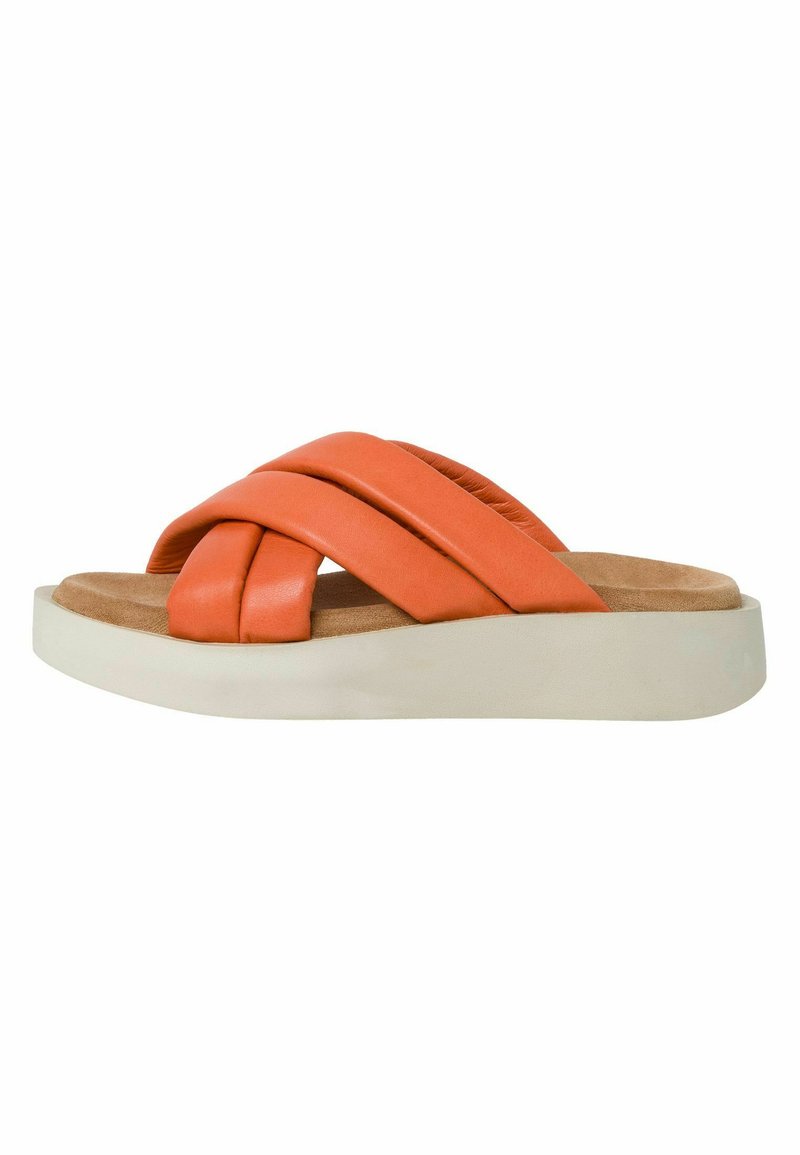 Sandale à glissière en cuir orange avec des bandes croisées, semelle intérieure rembourrée et une semelle en plateforme blanche. Texture lisse avec un design minimaliste.