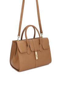 Geantă de mână de mărime medie, din piele culoarea cărămiziu deschis, cu două mâneruri superioare, curea de umăr detașabilă și închidere frontală cu clăpsă aurie.