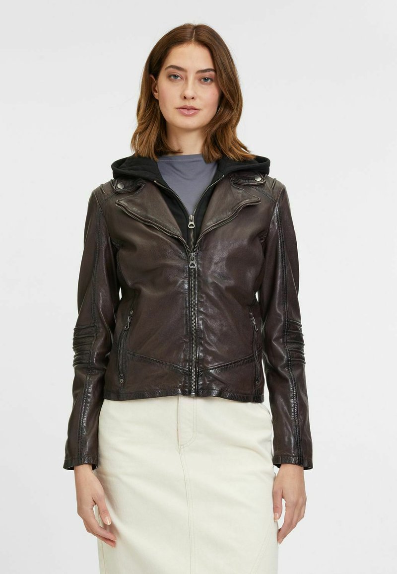 Braune Lederbikerjacke mit schwarzer Kapuze, mit Reißverschlüssen und Nahtdetails. Glatte Textur, taillierte Passform und minimalistisches Design.