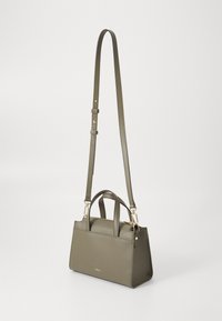 Sac à main en cuir vert olive avec quincaillerie dorée, poignées supérieures doubles et une bandoulière détachable. Forme rectangulaire avec fermeture à glissière.