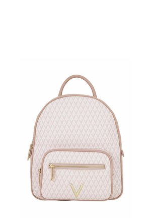 Sac à dos matelassé rose clair avec une forme arrondie, des éléments en métal doré, une poche avant zippée et une poignée supérieure pour le transport.