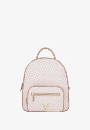 Sac à dos matelassé rose clair avec une forme arrondie, des éléments en métal doré, une poche avant zippée et une poignée supérieure pour le transport.