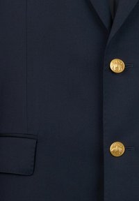 Marineblazer aus strukturierter Stoffqualität, mit einer einzelnen Tasche und drei goldenen Knöpfen mit geprägtem Design auf der Vorderseite.