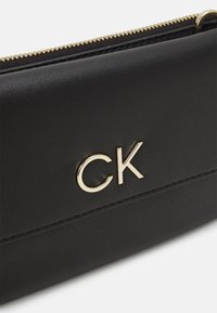 Calvin Klein RE LOCK  - Umhängetasche - black