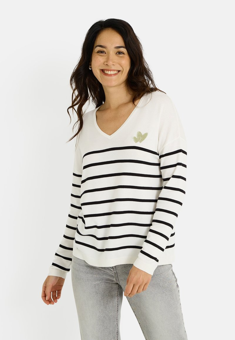 Top de manga larga a rayas en blanco y negro, con cuello en V y bordado floral verde en el pecho, de corte relajado.