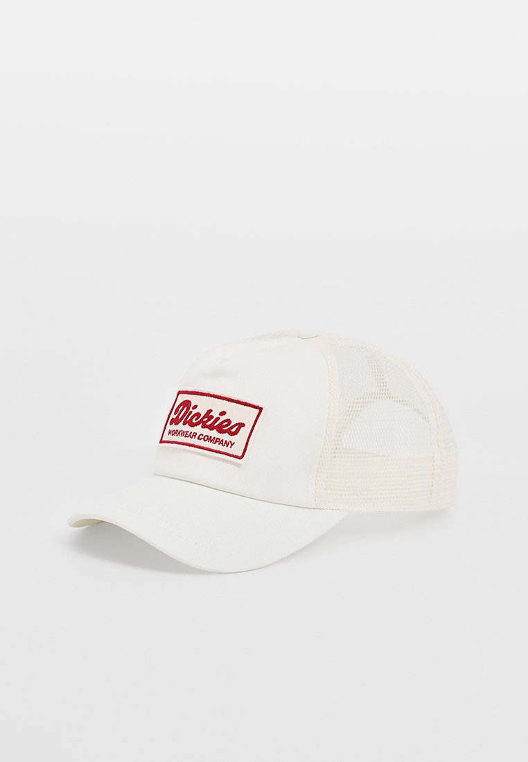 Cremfarbener Cap mit gebogenem Schild, Netzrücken und einem roten gestickten "Dickies"-Logo auf der Vorderseite. Verfügt über ein strukturiertes Design.