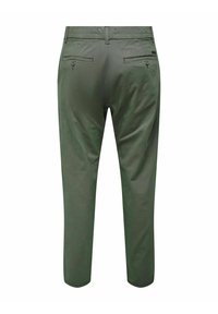 Pantalones verde oliva ajustados con lazos para cinturón y dos bolsillos traseros con botones, mostrados desde la parte trasera sobre un fondo blanco.