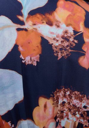 Blumenmusterstoff in verschiedenen Orange-, Pink- und Blautönen auf einem dunklen Hintergrund; verfügt über eine glatte Textur und große, abstrakte Blumendesigns.