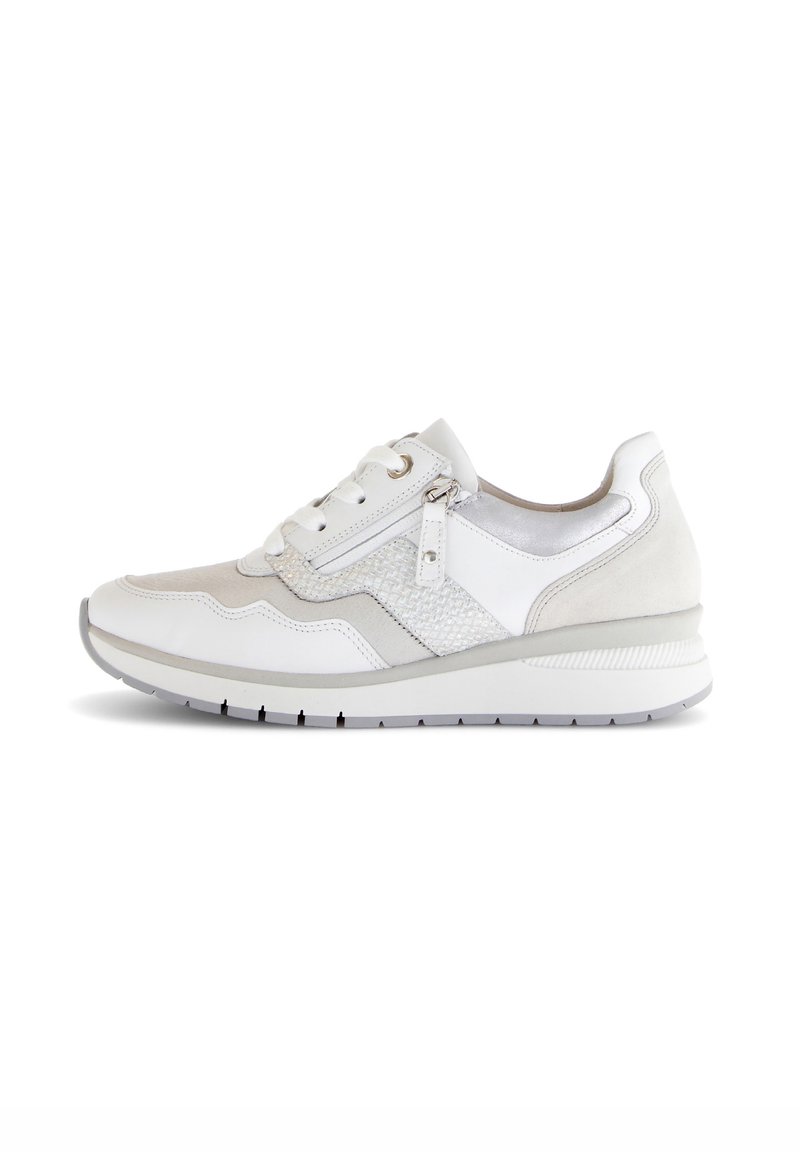 Lichte sneaker met een mix van wit leer en grijs suède. Voorzien van een meshpaneel, ronde neus en vetersluiting met zijrits.