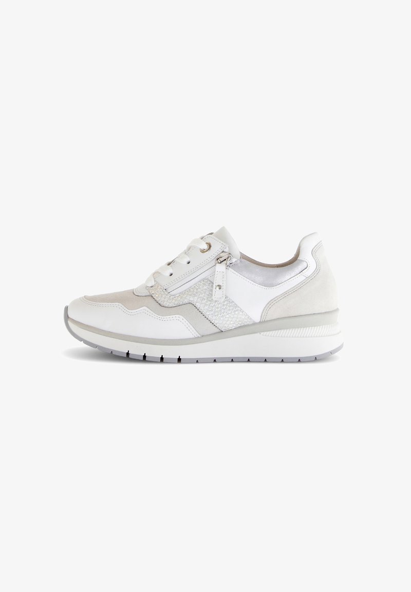 Lichte sneaker met een mix van wit leer en grijs suède. Voorzien van een meshpaneel, ronde neus en vetersluiting met zijrits.