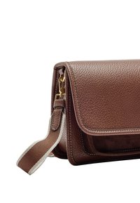 Brązowa skórzana torba o teksturowanym wykończeniu, z klapką, złotymi elementami i regulowanym materiałowym paskiem w paski.