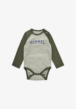 Długie rękawy bodysuita dla niemowląt w kolorze oliwkowym i jasnoszarym, z napisem "HUMMEL" w granatowym, z zapięciem na napy na dole.