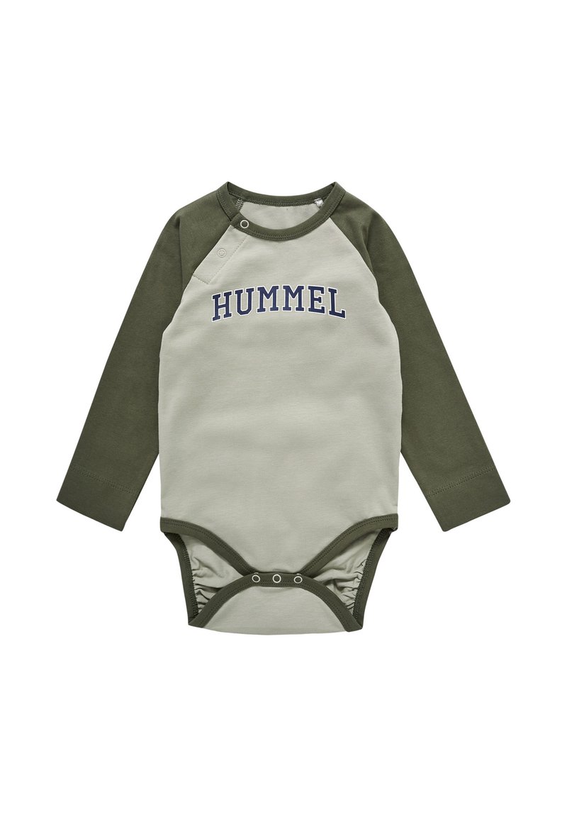 Langærmet babybodystocking i olivengrøn og lysegrå med ordet "HUMMEL" i marineblå, har trykknaplukninger i bunden.