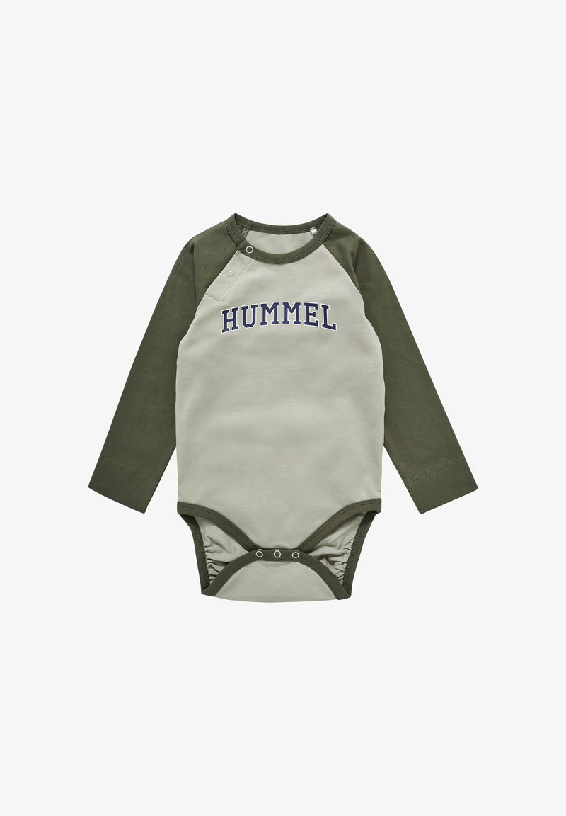 Langærmet babybodystocking i olivengrøn og lysegrå med ordet "HUMMEL" i marineblå, har trykknaplukninger i bunden.