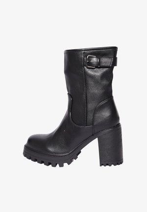 Stivale alla caviglia in pelle nera con tacco spesso, punta rotonda e dettaglio con fibbia laterale. La finitura testurizzata e la suola robusta aumentano la durata.