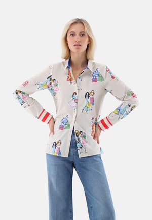 Kurzarmhemd aus leichtem Stoff mit bunten Modeillustrationen. Lange Ärmel mit rot-weißen gestreiften Bündchen und einem Kontrastkragen.