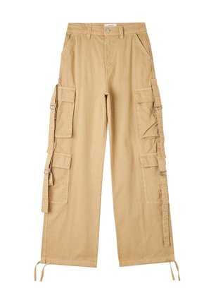 Pantaloni cargo beige con una vestibilità rilassata, numerose tasche laterali, dettagli metallici, orli con cordoncino e una texture simile alla tela.