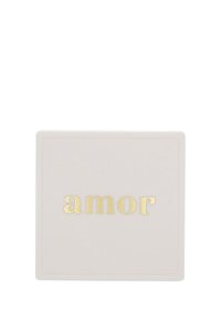 Contenedor cuadrado en rosa claro mate con texto en relieve dorado "amor". Textura suave con un diseño minimalista y sin acentos adicionales.