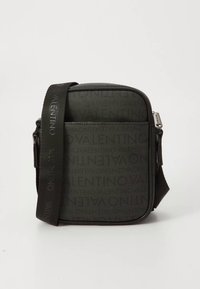 Liten svart axelväska med präglad "Valentino"-text och bred, märkesgransad axelrem, rektangulär form och dragkedjestängning.