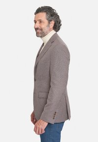 Blazer de patrón de toile de Jouy en marrón y crema, con solapas de muesca, dos bolsillos frontales y acentos de puños con tres botones.