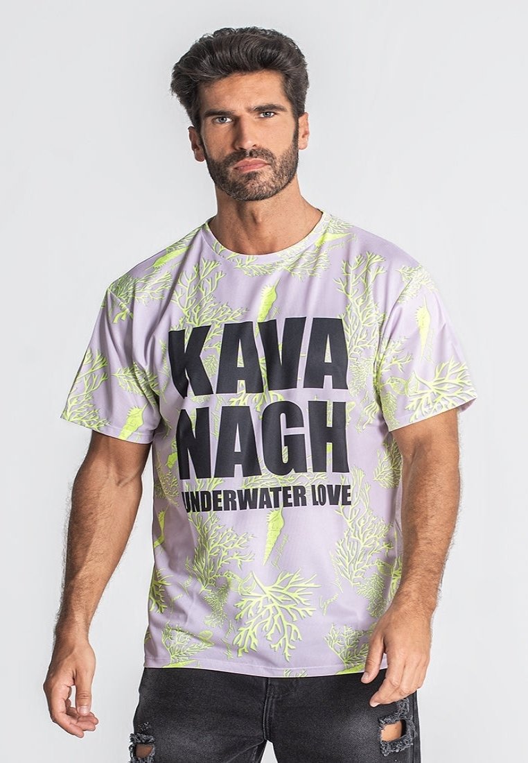 Tielko s krátkym rukávom v levanduľovej farbe s tučným čiernym textom "KAVA NAGH UNDERWATER LOVE" a vzorom zelených podvodných rastlín.