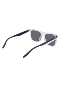 Occhiali da sole con montatura in plastica trasparente, lenti grigie e stanghette blu navy con strisce di accento rosse e bianche.