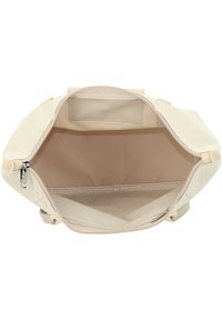 Borsa in tela beige con chiusura a zip, ampia internasca foderata in tessuto più chiaro, con una tasca interna e dettagli in pelle liscia.