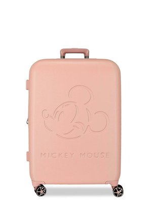 Maleta rígida rosa con la cara de Mickey Mouse en relieve y texto, cuatro ruedas giratorias y un asa superior.