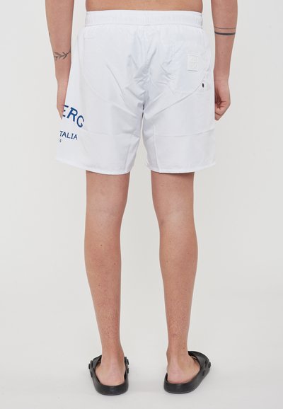 Shorts de bain blancs avec une taille élastique, ornés d'un logo imprimé bleu et d'une poche arrière. Fabriqués en matériau lisse et léger.