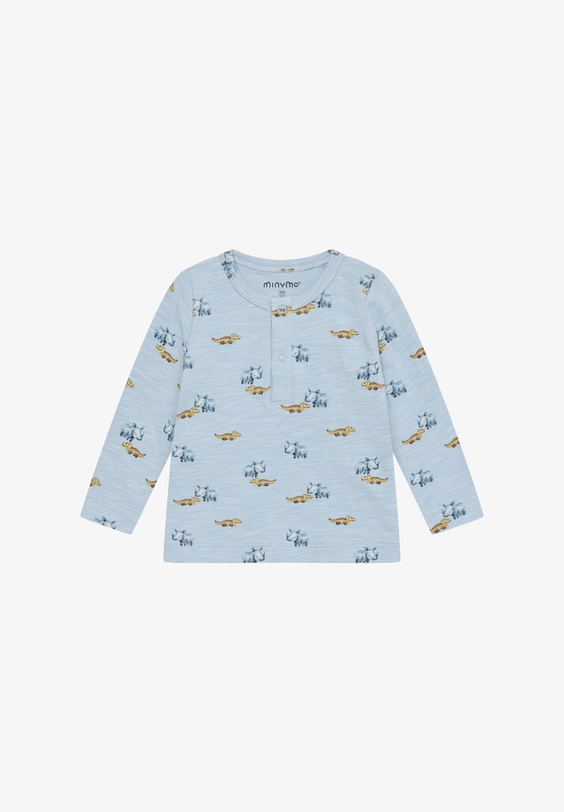 Chemise bleu clair à manches longues avec un col boutonné et un motif d'éléphants et de crocodiles dessinés dans des tons bleus et dorés.