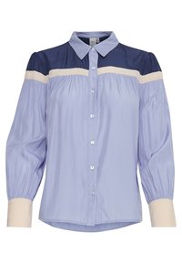 Jasnoniebieska koszula z guziczkami, z granatowym karczkiem i kremowymi poziomymi akcentami, z bufiastymi rękawami i gładką teksturą.