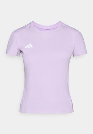 T-shirt de sport violet clair en tissu doux, avec un col rond et des manches courtes, affichant un logo Adidas blanc sur la poitrine gauche.