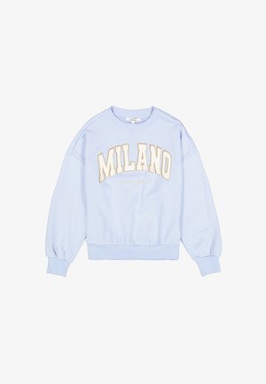 Sweat-shirt bleu clair avec encolure arrondie, manches bouffantes, poignets côtelés et un motif frontal avec l'inscription "MILANO" en lettres crème et dorées.