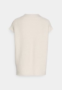 Pull sans manches en tricot couleur crème avec col et bas côtelés, vu de dos sur un fond uni.