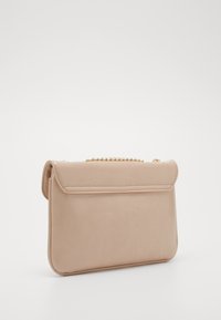 Béžová kabelka přes rameno vyrobená z hladkého materiálu, s řetízkovým popruhem a klopovým zapínáním. Jednoduchý design v obdélníkovém tvaru bez viditelných vzorů.