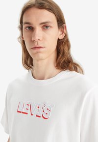 Levi's® RELAXED FIT GRAPHIC TEE - Camiseta básica - headline drop shadow white+