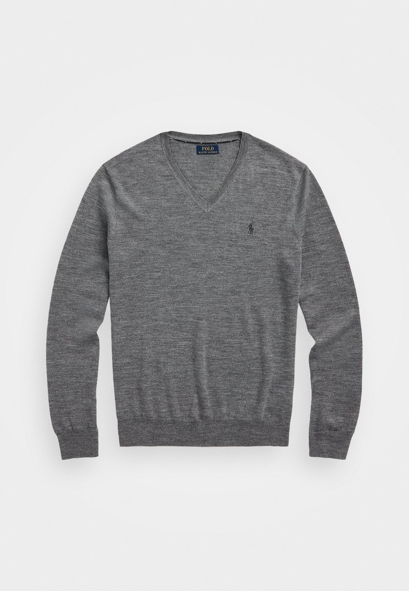 Suéter gris de cuello en v, hecho de un material de punto suave. Cuenta con mangas largas y un pequeño logo en la parte izquierda del pecho. Textura suave.