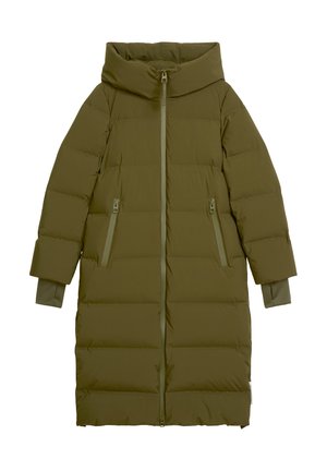 Langer olivgrüner Puffer-Mantel mit hohem Kragen, Frontreißverschluss und zwei seitlichen Taschen. Mit gerippten Bündchen und gestepptem Design.