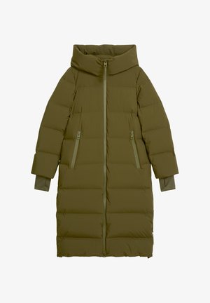 Manteau d'hiver long en olive vert avec un col haut, fermeture éclair à l'avant et deux poches latérales. Dispose de poignets côtelés et d'un motif matelassé.