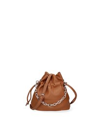 Koffiekleurige leren emmer tas met een trekkoordsluiting, zilveren kettingaccent en schouderriem. Glad textuur en casual ontwerp.
