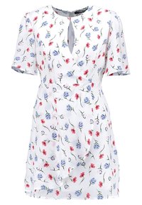 Vit kortärmad omslagsklänning med röd och blå blommönster, V-ringning med slits vid halsen och volangdetalj fram.