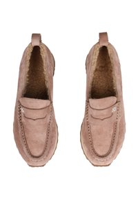 Mocasines de ante en rosa claro con forro de felpa, detalles de costura y un pequeño acento metálico. Presentan una punta redondeada y un diseño sin cierres.
